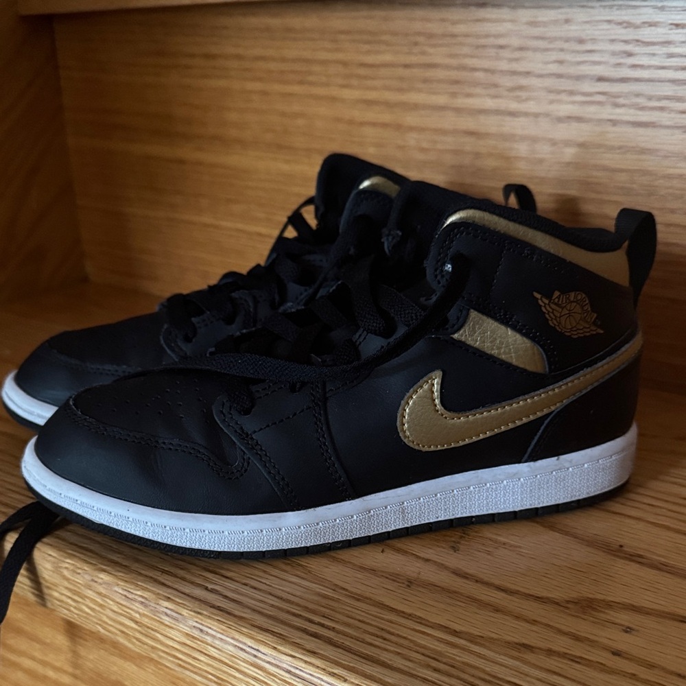 Nike kids Jordan Black and Gold Sneakers